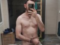 au airbnb bien en forme, on voit mon énorme chibre engorgé à travers mon short 🥵😏😈