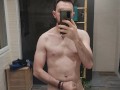 au airbnb bien en forme, on voit mon énorme chibre engorgé à travers mon short 🥵😏😈