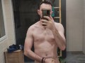 au airbnb bien en forme, on voit mon énorme chibre engorgé à travers mon short 🥵😏😈