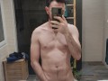 au airbnb bien en forme, on voit mon énorme chibre engorgé à travers mon short 🥵😏😈