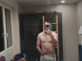 au airbnb bien en forme, on voit mon énorme chibre engorgé à travers mon short 🥵😏😈