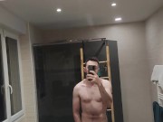 au airbnb bien en forme, on voit mon énorme chibre engorgé à travers mon short 🥵😏😈