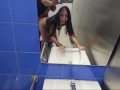 Corre perra, mi amiga es una puta me hace mamada en baño publico y nos descubren mientras follamos