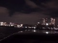 夜景クルーズで気分が盛り上がり、着衣のまま挿入。2回イカせたあとはゴムごっくん