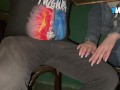 Chica rockera  follada MUY DURO en una DOBLE PENETRACION a la Salida del BAR