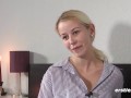 Ersties - Die hübsche Blondine Jenny benutzt einen Vibrator an sich selbst