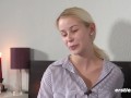 Ersties - Die hübsche Blondine Jenny benutzt einen Vibrator an sich selbst