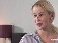 Ersties - Die hübsche Blondine Jenny benutzt einen Vibrator an sich selbst