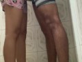 Sexo rapido en la ducha antes que lleguen sus padres
