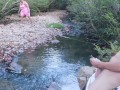 chica de gran culo pilla a un hombre masturbandose en el bosque y le agarra su polla