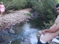 chica de gran culo pilla a un hombre masturbandose en el bosque y le agarra su polla