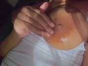 Latina de 18 años bien mojadita y cachonda por la mañana jugando con sus tetas