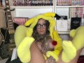 Une salope otaku qui ce fait plaisir en Pikachu