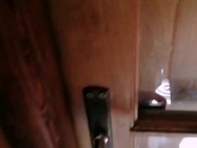 Encuentro una universitaria desnuda mirando la calle por la ventana y le lleno la concha de leche