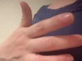（個人撮影）服の上から乳首をクリクリ