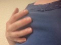 （個人撮影）服の上から乳首をクリクリ