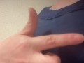 （個人撮影）服の上から乳首をクリクリ