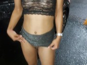 Pequena Typhany mostra sua buceta em público