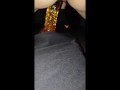Le grabo su culo grande brincando sobre un dildo