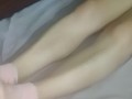 Medi muestra sus pies con medias cortas y su cola