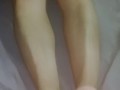 Medi muestra sus pies con medias cortas y su cola