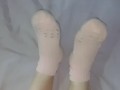 Medi muestra sus pies con medias cortas y su cola