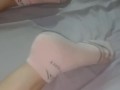 Medi muestra sus pies con medias cortas y su cola