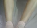 Medi muestra sus pies con medias cortas y su cola