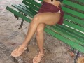 Pequena Typhany se masturba no banco da praça
