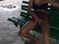 Pequena Typhany se masturba no banco da praça
