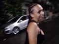 Encuentro a mi hermanastra en mitad de la calle orinando y me pide que  me la folle en su casa