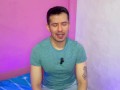 Futbolista hetero pone a que el joven mesero le haga sexo oral a su vergota en los baños publicos!