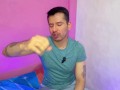 Futbolista hetero pone a que el joven mesero le haga sexo oral a su vergota en los baños publicos!