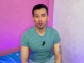 Futbolista hetero pone a que el joven mesero le haga sexo oral a su vergota en los baños publicos!