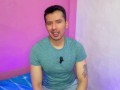 Futbolista hetero pone a que el joven mesero le haga sexo oral a su vergota en los baños publicos!