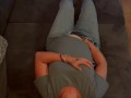 Selbstbefriedigung Jeans Sofa multiple Orgasmen komme zweimal und Clyde schaut zu klitoris reiben