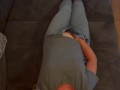 Selbstbefriedigung Jeans Sofa multiple Orgasmen komme zweimal und Clyde schaut zu klitoris reiben