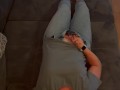 Selbstbefriedigung Jeans Sofa multiple Orgasmen komme zweimal und Clyde schaut zu klitoris reiben