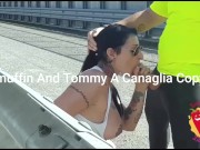 Ciclista scopa una passante in strada (SBORRA IN BOCCA)