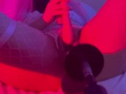 Culona en medias rosas masturbandose con diodos vaginal y anal