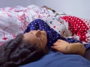 SHH! SILENCIO! Le mete los dedos sin hacer ruido para que su amiga no se enterara