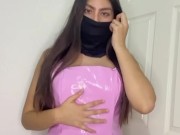 Probándome mini vestido vinilo cuero rosa