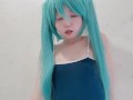 🩵スク水初音ミクのアヘアヘ変態オナニーみてくださいっ💕見られてると思って自分で乳首カリカリ♡しながら舌出しオナニーえっちすぎてイクイクとまんないっ💗【ゆりんのちいさくてごめんなさい♡】