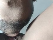 La esposa de mi mejor amigo viene a mi casa a recibir una buena dosis de sexo oral, queda bien mojad