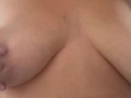 Lubrico mis tetas para un rico masaje