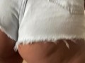 Morena gostosa rebolando com shortinho atolado na bunda