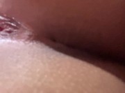   intenta abrir su culo virgen