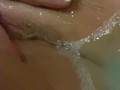 Ich komme und squirte in der Badewanne