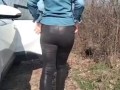 In campagna faccio pipì e mostro il culo