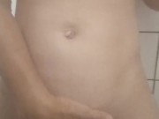 Gostosa batendo siririca no banho até gozar